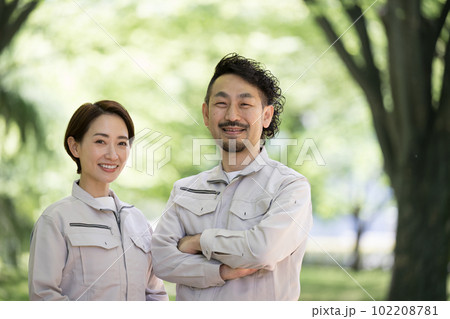 新緑の中、腕を組み見上げる作業着を着た作業員のイメージ コピースペースあり カメラ目線 新緑の中、腕を組み見上げる作業着を着た作業員のイメージ コピースペースあり カメラ目線 102208781