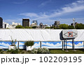 G7サミットに向けて警備を強化するため広島平和記念公園に設置されたフェンス 102209195
