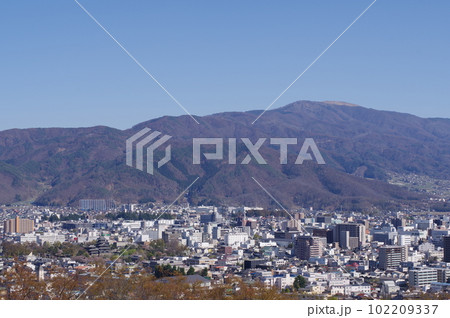 信州 長野県松本市 市南部~塩尻市方面遠望(城山公園展望台より) 信州 長野県松本市 市南部~塩尻市方面遠望(城山公園展望台より) 102209337