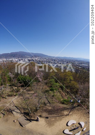 信州　長野県松本市　城山公園展望台より城山公園・松本市南部　超広角撮影 102209404