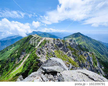 夏の宝剣岳登山（山頂から三ノ沢岳・空木岳方面の眺め） 102209791