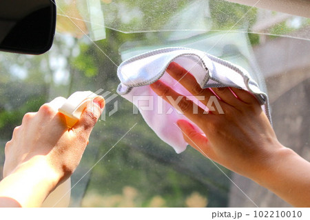 車のフロントガラスを拭く手元 102210010