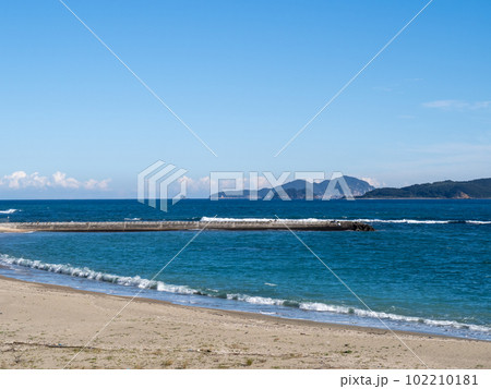 大砂海水浴場(徳島県海部郡海陽町)の砂浜と、青い海と空。 102210181
