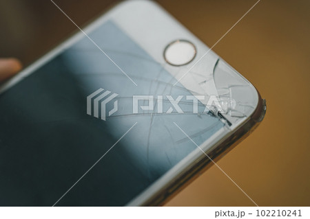 スマホの故障 102210241
