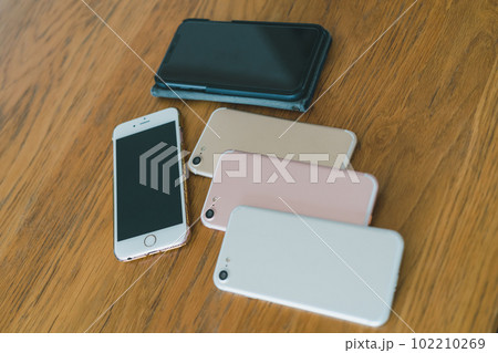 複数台のスマートフォン 102210269