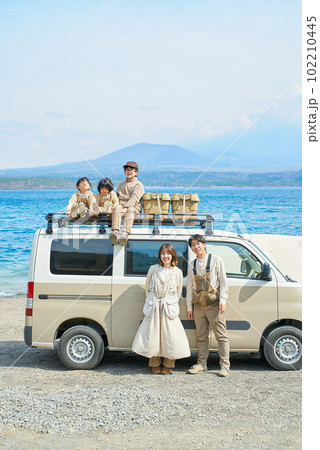 アウトドアを楽しむ家族とキャンピングカー アウトドアを楽しむ家族とキャンピングカー 102210445
