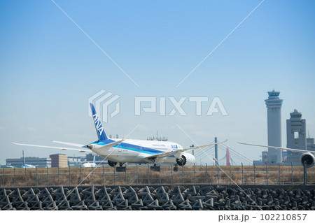 【京浜島つばさ公園からのANA機　管制塔有】 102210857