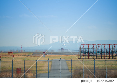 【京浜島緑道公園から見たA滑走路16Rに着陸】 【京浜島緑道公園から見たA滑走路16Rに着陸】 102210862