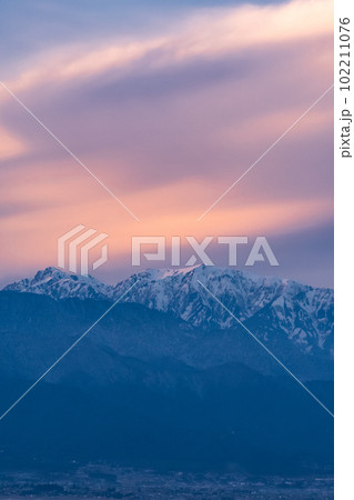 《長野県》北アルプスの山並み・夕暮れ 《長野県》北アルプスの山並み・夕暮れ 102211076