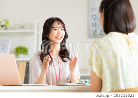 若い女性に営業するビジネスウーマン　 102212022