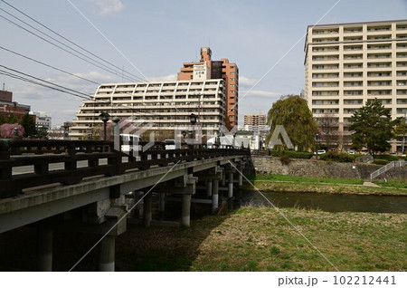春の中津川上の橋 102212441