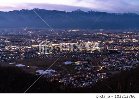 《長野県》北アルプスの山並みと松本市の街並み・夜景 102212760