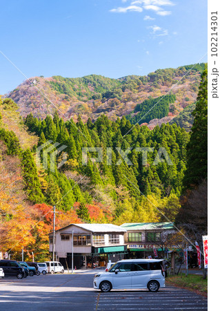 秋晴れ紅葉に映える五家荘せんだん轟の滝(売店・食堂・出入口)駐車場から観える風景「八代市泉町」 102214301