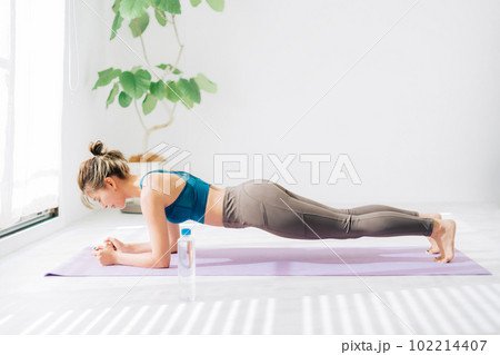 プランクをする若い女性 102214407