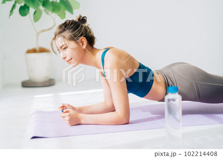 若い女性のフィットネスイメージ 102214408