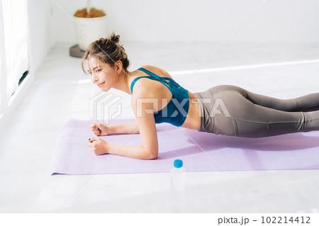 若い女性のフィットネスイメージ 102214412