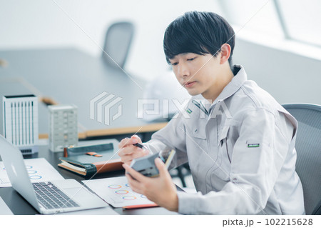 模型を手に使い勝手の検討するエンジニア 102215628