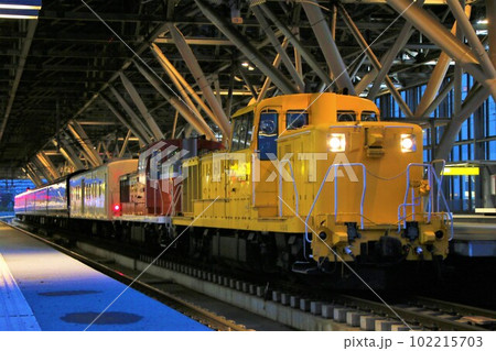 夜のDE15形＋マニ50＋2100系「THE ROYAL EXPRESS」（函館本線：旭川駅） 102215703