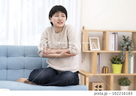 寒がる女性　冷え性　悪寒　体調不良 102216183