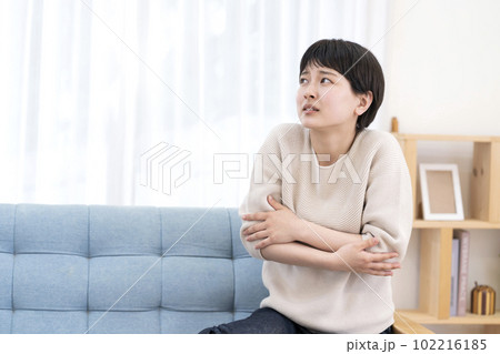 寒がる女性　冷え性　悪寒　体調不良 102216185