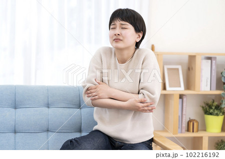 寒がる女性 冷え性 悪寒 体調不良 寒がる女性 冷え性 悪寒 体調不良 102216192