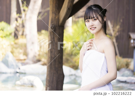 のんびり露天風呂に入る若い女性 102216222