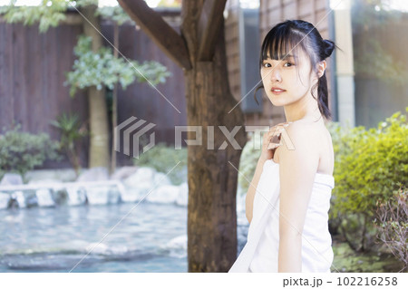のんびり露天風呂に入る若い女性 102216258