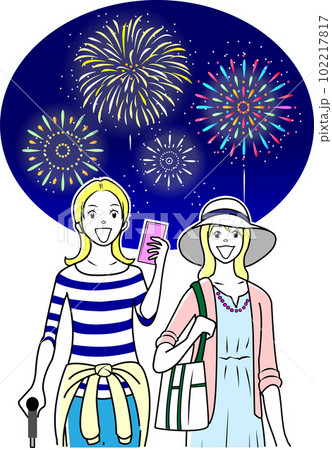 女子旅で花火を見る外国人観光客 102217817