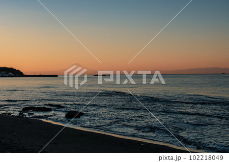 夕闇に染まるシルエットの浦賀水道越しの富士山 夕闇に染まるシルエットの浦賀水道越しの富士山 102218049
