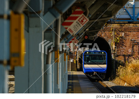 【E235系】横須賀線 田浦【田浦隧道】 102218179
