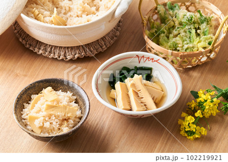 春の料理　筍ご飯　若竹煮　山菜の天ぷら 102219921