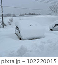 長野県白馬村栂池で雪で埋もれた車 102220015