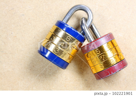 古いダイヤル式の南京錠 102221901