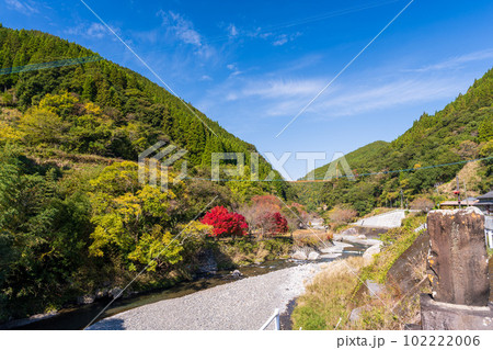 秋の紅葉に映える五家荘　せんだん轟(とどろ)の滝へ行く途中から観える紅葉に染まる景色(八代市泉町) 102222006