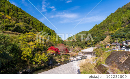 秋の紅葉に映える五家荘　せんだん轟(とどろ)の滝へ行く途中から観える紅葉に染まる景色(八代市泉町) 102222009