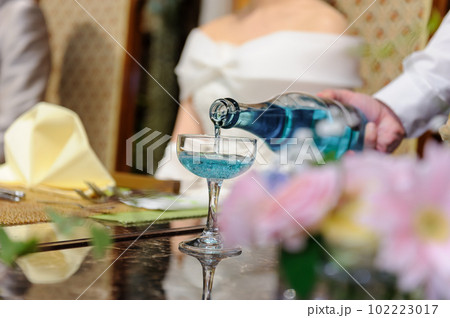 乾杯酒を注ぐシーン 結婚披露宴 乾杯酒を注ぐシーン 結婚披露宴 102223017
