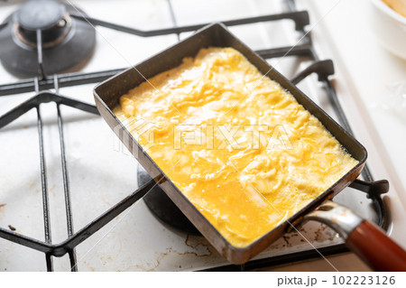 玉子焼きの調理シーン 玉子焼きの調理シーン 102223126