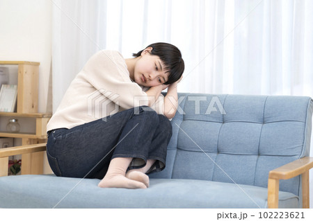 体調不良の若い女性 体調不良の若い女性 102223621