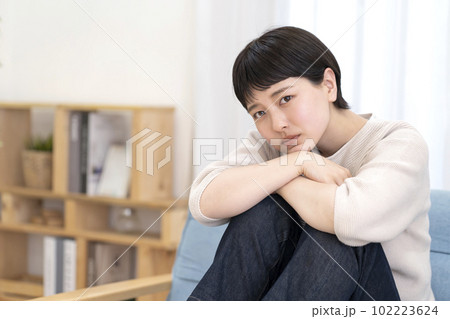 体調不良の若い女性 102223624