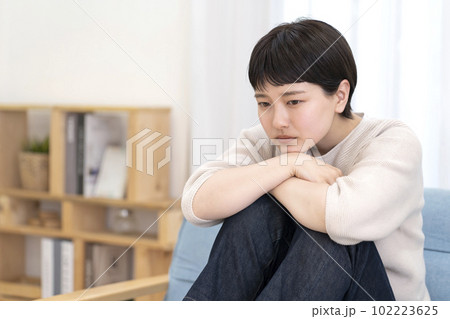 体調不良の若い女性 102223625
