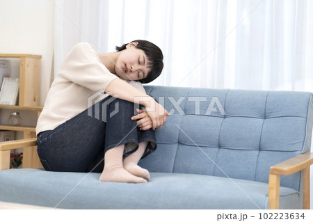 体調不良の若い女性 体調不良の若い女性 102223634