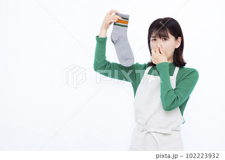 室内干しの洗濯物が臭くて困っている30代の主婦 室内干しの洗濯物が臭くて困っている30代の主婦 102223932