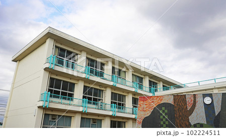 小学校の校舎 102224511