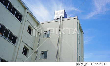 学校の校舎 102224513