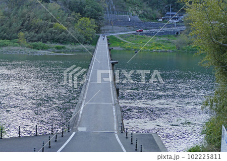 仁淀川に架かる名越屋沈下橋 高知県 仁淀川に架かる名越屋沈下橋 高知県 102225811