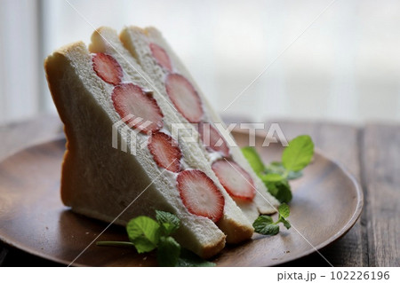 いちごとマスカルポーネのサンドイッチ　フルーツサンド 102226196