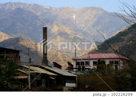 足尾銅山の本山精練所と大煙突 足尾銅山の本山精練所と大煙突 102226209