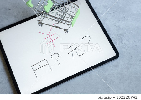 タブレットに書かれた円と元の漢字とショッピングカート 102226742