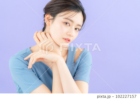 パープルバックでスキンケアをする若い女性 パープルバックでスキンケアをする若い女性 102227157