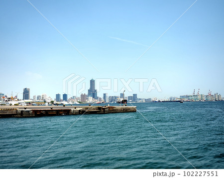 台湾南部高雄市、海から望む高雄の街並、 102227551